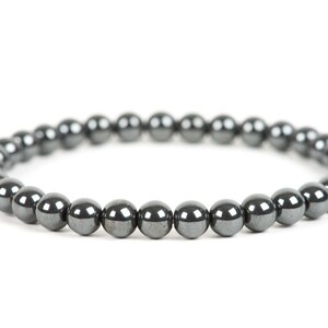 K&ouml;nnte beinhalten: Ein schwarzes Hematit-Perlenarmband mit schlichtem Design.