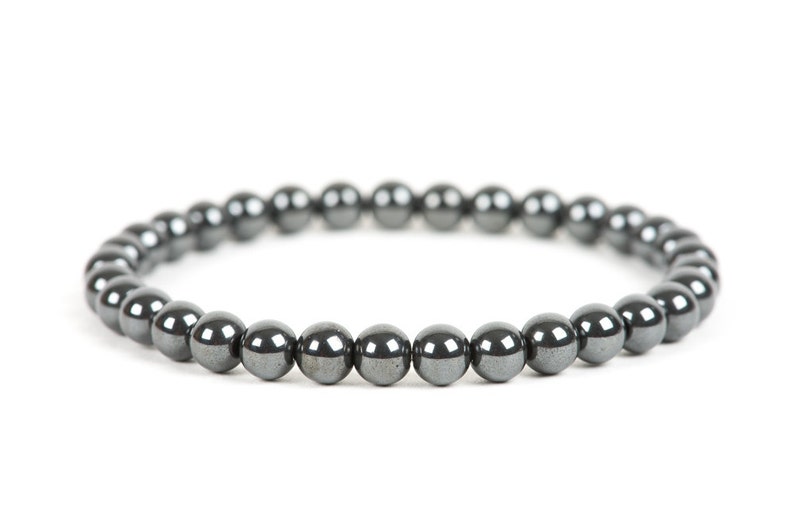 K&ouml;nnte beinhalten: Ein schwarzes Hematit-Perlenarmband mit schlichtem Design.