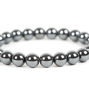 K&ouml;nnte beinhalten: Ein schwarzes H&auml;matit-Armband mit gl&auml;nzender Oberfl&auml;che.