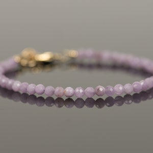 Peut inclure: Un bracelet d&eacute;licat compos&eacute; de perles de pierres pr&eacute;cieuses violettes claires avec un fermoir en or.
