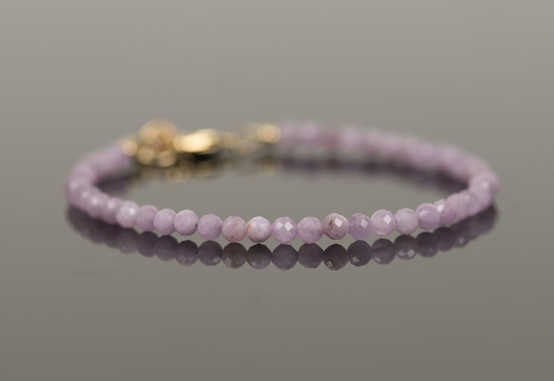 Peut inclure: Un bracelet d&eacute;licat compos&eacute; de perles de pierres pr&eacute;cieuses violettes claires avec un fermoir en or.
