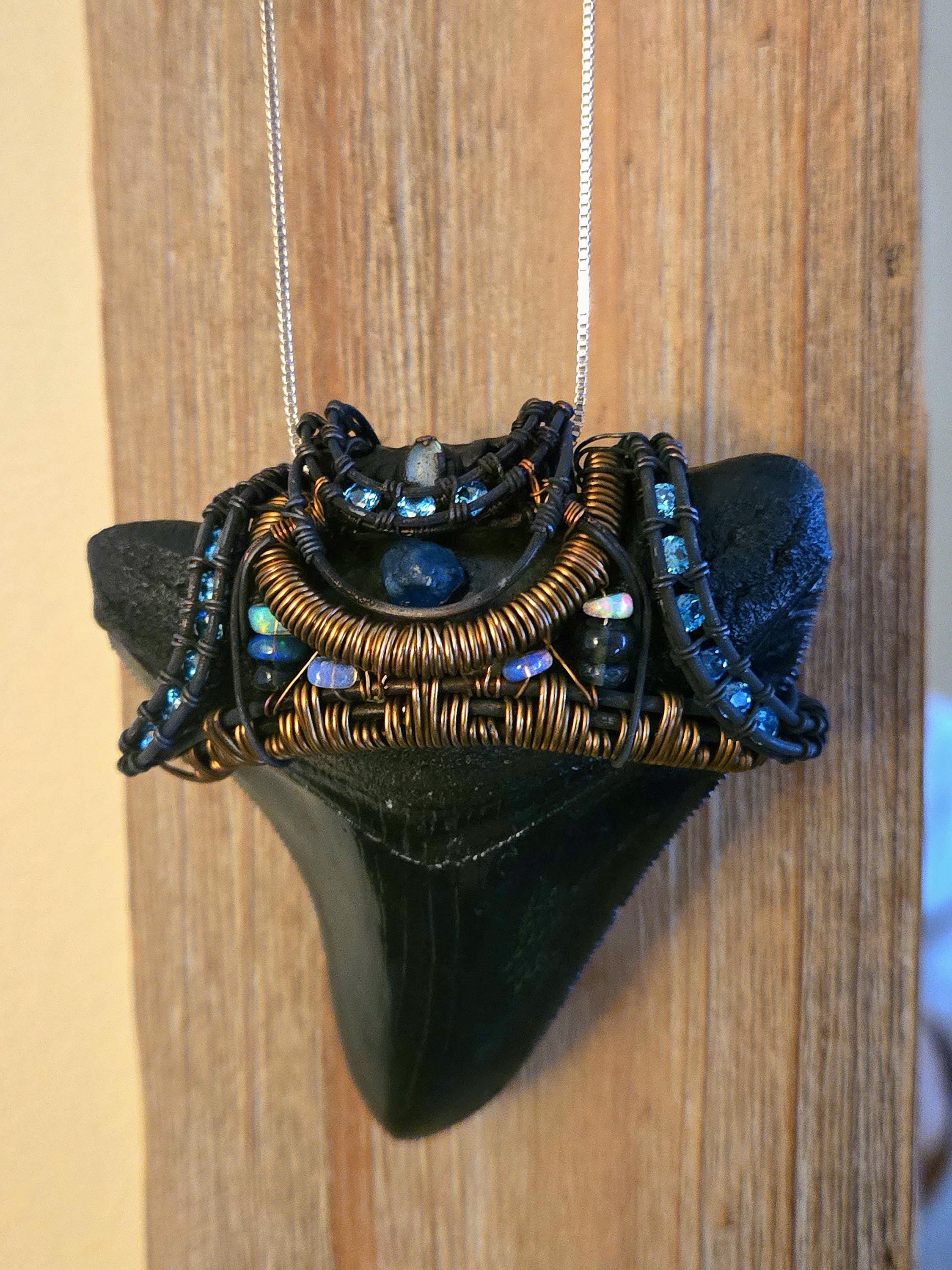 メガロドンの歯のレプリカ。オパール、アパタイト、ムーンストーン、ブルーキュービックジルコニアをあしらった銅と真鍮製。電気鋳造とワイヤーラップのハイブリッド製法。