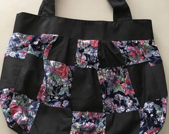 Sac à bandoulière en patchwork noir et imprimé recyclé fait main