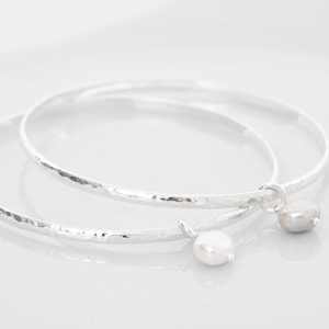 Set of two bangles - Sterling silver bangle set - Pearl bangle - Hammered bangles - Stacking bangles - Christmas gift idea - Gift for wife