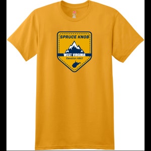 Puede incluir: Una camiseta amarilla con un gráfico azul y blanco de una cordillera y el texto "Spruce Knob, West Virginia, Elevation 4863'" en un escudo azul y blanco.