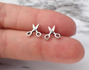 Örhängen i sterlingsilver med sax, present till hårstylist, sysmycken