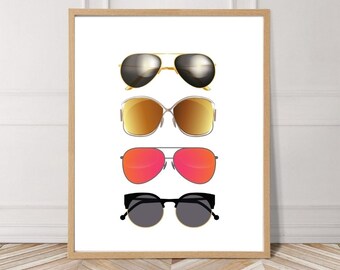 Puede incluir: Una impresión enmarcada con cuatro estilos diferentes de gafas de sol. Las gafas de sol están dispuestas verticalmente, con el par superior con montura dorada y lentes negras, el segundo par con montura plateada y lentes marrones, el tercer par con montura plateada y lentes rosas, y el par inferior con montura negra y lentes grises.