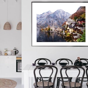 Peut inclure: Une photographie panoramique d'un petit village nich&eacute; dans une vall&eacute;e entour&eacute;e de montagnes enneig&eacute;es. Le village est situ&eacute; au bord d'un lac, avec des maisons regroup&eacute;es et un clocher qui s'&eacute;l&egrave;ve au-dessus des toits. L'image est peinte dans un style aquarelle, avec des couleurs douces et une atmosph&egrave;re de r&ecirc;ve.