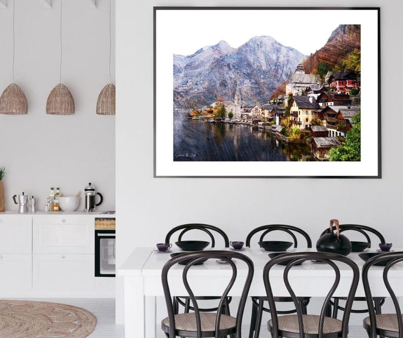 Peut inclure: Une photographie panoramique d'un petit village nich&eacute; dans une vall&eacute;e entour&eacute;e de montagnes enneig&eacute;es. Le village est situ&eacute; au bord d'un lac, avec des maisons regroup&eacute;es et un clocher qui s'&eacute;l&egrave;ve au-dessus des toits. L'image est peinte dans un style aquarelle, avec des couleurs douces et une atmosph&egrave;re de r&ecirc;ve.