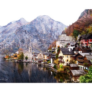Peut inclure: Une peinture &agrave; l'aquarelle d'un petit village nich&eacute; dans une vall&eacute;e de montagne. Le village est entour&eacute; d'arbres et d'un lac. Les montagnes sont couvertes de neige. La peinture est intitul&eacute;e "Papillon Paper Boutique".