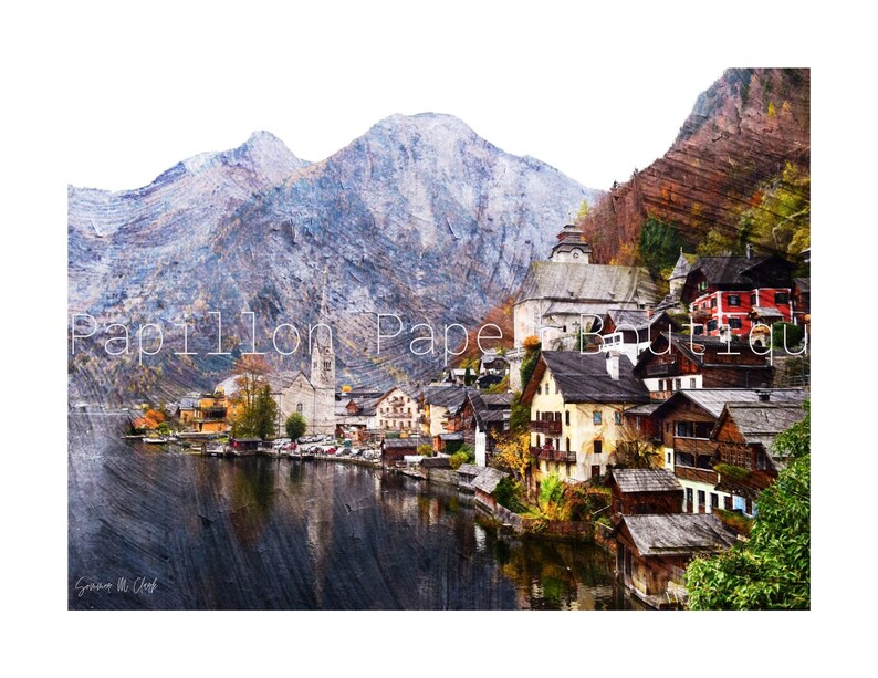 Peut inclure: Une peinture &agrave; l'aquarelle d'un petit village nich&eacute; dans une vall&eacute;e de montagne. Le village est entour&eacute; d'arbres et d'un lac. Les montagnes sont couvertes de neige. La peinture est intitul&eacute;e "Papillon Paper Boutique".