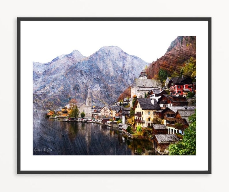 Peut inclure: Une peinture d'un petit village nich&eacute; dans une vall&eacute;e entre deux montagnes. Le village est compos&eacute; de diff&eacute;rents b&acirc;timents, dont une &eacute;glise avec un haut clocher. Les montagnes sont couvertes de neige et le ciel est bleu clair.
