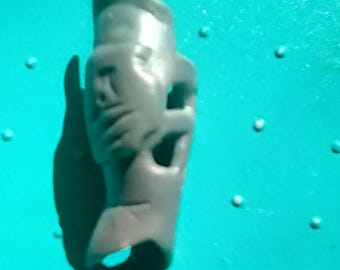 Könnte beinhalten: Eine graue Plastik-Spielzeugfigur eines Soldaten mit Helm und detailliertem Design. Die Figur steht auf einem türkisfarbenen Hintergrund.