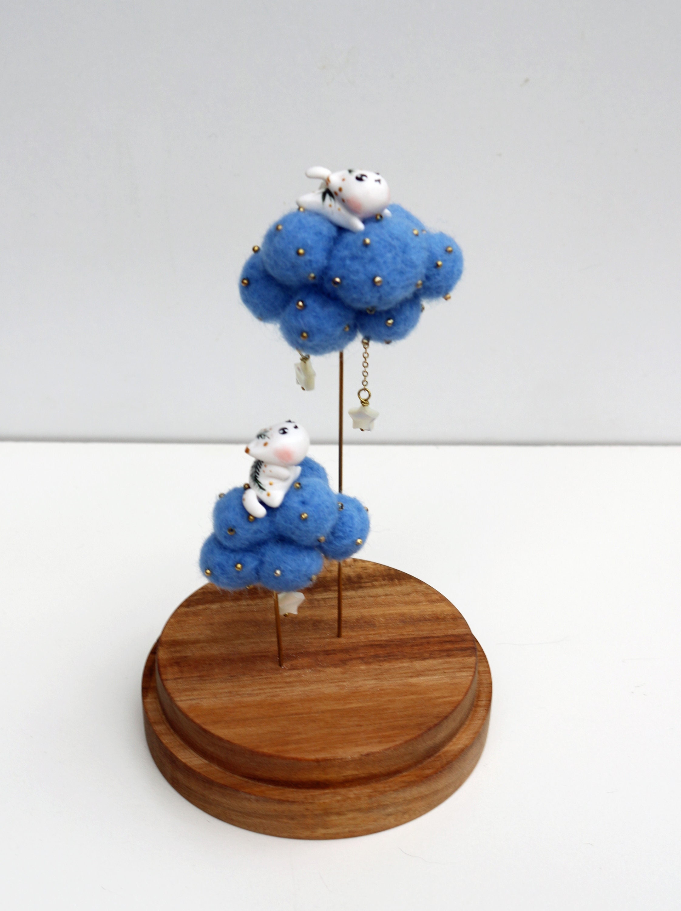 Cloche en Verre Décorative Mes Petits Chats sur Nuage Laine Bleus et Pluie d'étoiles Nacre