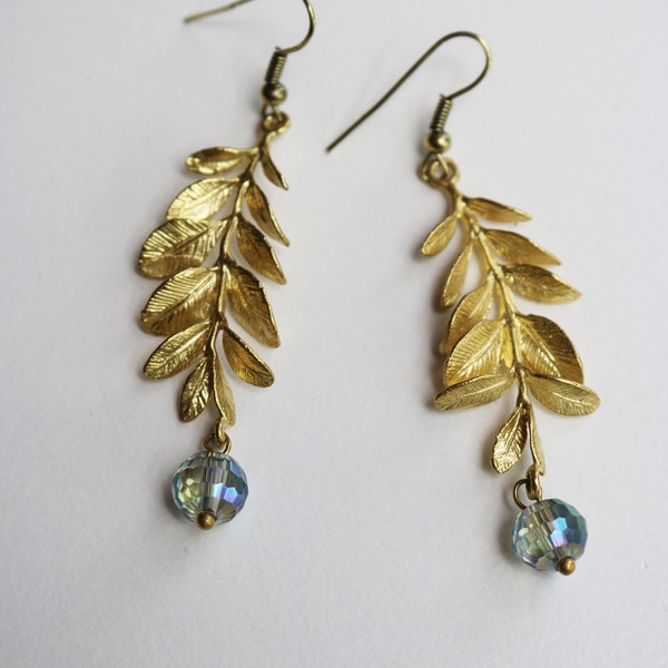 boucles d'oreilles feuilles dorées pendantes et perle facettée irisée