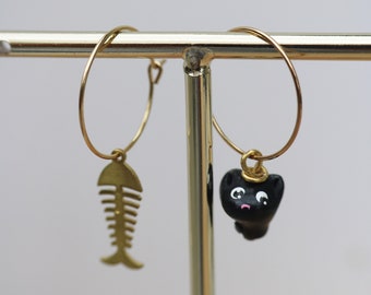 boucles d'oreilles mini créoles chat noir et arête de poisson