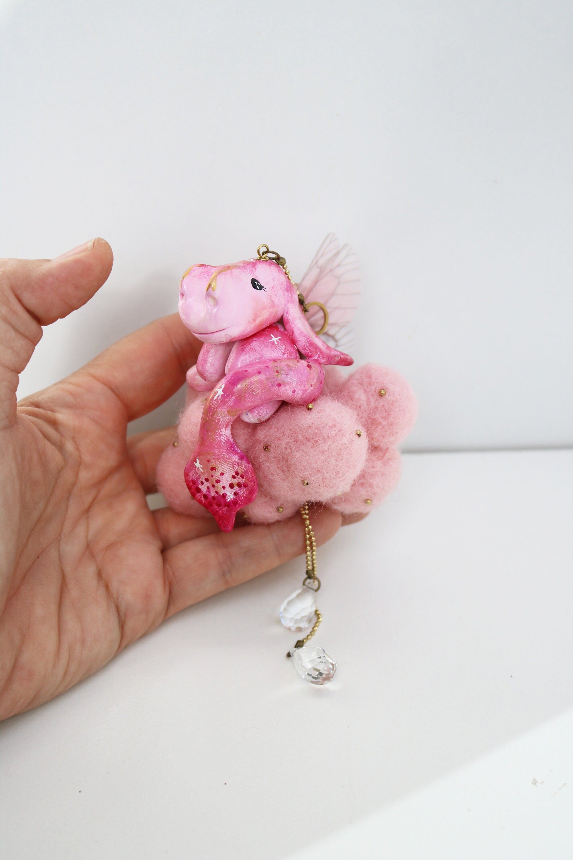 Bébé Dragon Rose sur Un Nuage en Laine Feutrée Rose