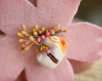 broche fleur et son petit Hubert endormi