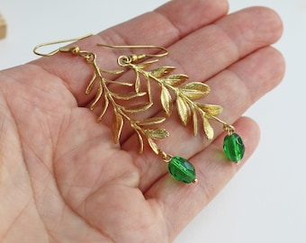 boucles d'oreilles feuilles dorées pendantes et perle de verre verte