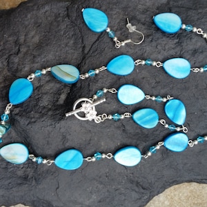 Blue Mother-of-Pearl Necklace, Bracelet and Earrings Set