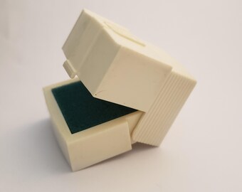 Vintage art-deco ringdoos van celluloid, kroonontwerp