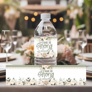 Inspirerend etiket waterfles, She Is Strong Spreuken 31:25 Afdrukbaar decor voor christelijke vrouwenevenementen, retraites en geloofsviering