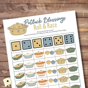 Könnte beinhalten: Ein bedrucktes Spielblatt mit dem Titel "Potluck Blessings Roll & Race" mit Würfeln und Illustrationen von Potluck-Gerichten. Das Spielbrett zeigt Würfelflächen und Bilder von Aufläufen und Servierschalen. Ein Würfel ist in der linken unteren Ecke sichtbar.