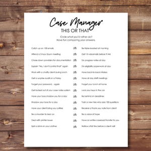 Może przedstawiać: Biała kartka z czarnym tekstem, która brzmi "Case Manager THIS OR THAT". Tekst to zabawna gra z opcjami takimi jak "Catch up on 100 emails lub Be triple-booked all morning". Papier leży na drewnianej powierzchni.