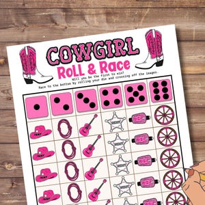 Puede incluir: Un juego de mesa "Cowgirl Roll & Race" rosa y blanco con dados e imágenes temáticas del oeste. El juego incluye botas de vaquero rosas, sombreros, guitarras, insignias de sheriff y ruedas de carro. El texto dice: "Will you be the first to win?"
