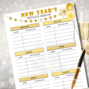 Puede incluir: Una hoja de inscripción para una cena de Nochevieja con detalles dorados y blancos. La hoja está dividida en secciones para platos principales, guarniciones, postres, bebidas, aperitivos y suministros. Incluye espacio para nombres y lo que la gente trae.