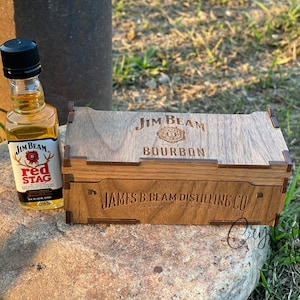Pudełko na butelkę Jim Beam Shot z drewna na zamówienie PREZENT DLA DRUŻB, prezent na 21 urodziny, rocznica, grawerowane pudełko na pamiątki z drewna, uchwyt na karty podarunkowe