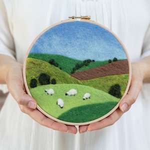 Kit de fieltro con aguja de ovejas pastando - ideal para principiantes - incluye instrucciones en vídeo - Regalo artesanal - pintura de granja con lana