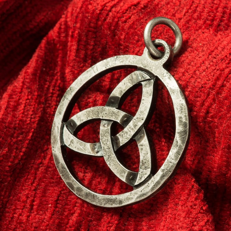 YAFEINI Collana Donna Con Nodo Celtico Triquetra, Placcato Oro 18k, Ipoallergenica, Gioiello Irlandese Portafortuna
