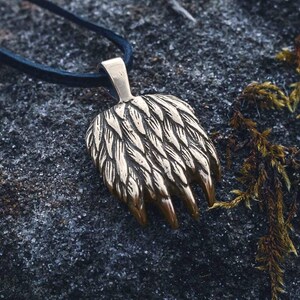 ブロンズ製クマの足のペンダント