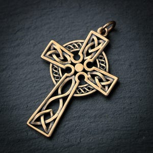 Pendentif croix celtique en bronze
