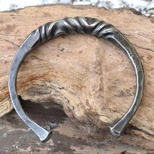 Bransoleta z kutego żelaza - skręcony mankiet