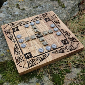 FIDCHELL Ancient Celtic BOARD GAME Brian Boru Chess like Tafl Hnefatafl Mythology Gift Celts Viking Raid Games Strategy