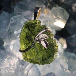 RHEA Czech MOLDAVITE PENDANT Sterling Silver Moldavit Moldawit Moldavites Moldavit Vltavin Bohemia Cut Green Meteorite Tektite Gems Gem
