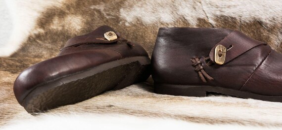 Réplique de chaussures en cuir viking pour reconstitution médiévale Moyen- âge - France