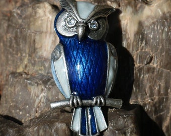 WISE OWL, blue, costume brooch, metal alloy