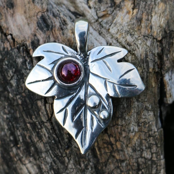 IVY LEAF sterling SILVER pendant Almandine Garnet Art Nouveau Jewelry Jewellery Czech Bohemia Bohemian Praha Prague Floral Leaves Leafy Ag