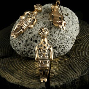 Replica van bronzen KELTISCHE FIBULA broche uit Manetin-Hradek Bohemen ijzertijd sieraden heidense oude La Tene cultuur kostuum pin museum kopie