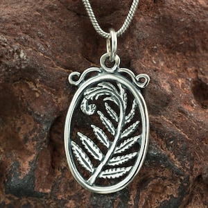 FELCE Collana con ciondolo in argento sterling Nuova Zelanda Tutto in nero Gioielli Maori Gioielli Fiore Forrest Foresta Fascino Gioiello alle erbe