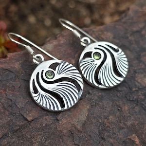 Pendientes de conchas de moldavita en plata de ley