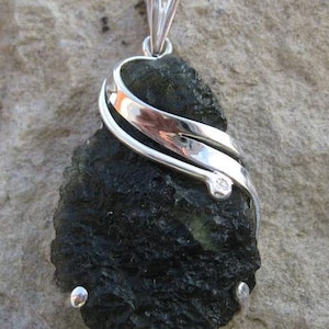 MOLDAVIT ANHÄNGER Sterlingsilber Roh Moldavit Moldavit Vltavin Böhmen Grün Meteorit Glas Boho Tschechische Handwerker Schmuck Schmuck