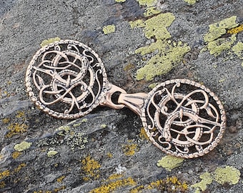 Broche de capa de urnas de bronce