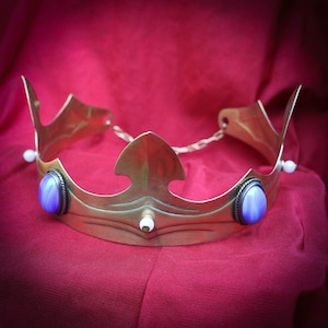 KONINKLIJKE KROON met blauwe tsjechische glazen tiara gotische middeleeuwse prinses prins koning koningin keizer messing periode historisch LARP SCA Fantasy SCA