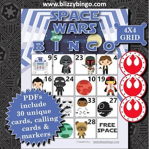 Może przedstawiać: Drukowana gra w bingo Star Wars z siatką 4x4. Gra zawiera obrazy postaci i przedmiotów z franczyzy Star Wars, w tym Dartha Vadera, R2-D2 i Gwiazdę Śmierci. Gra zawiera 30 unikalnych kart i kart do odczytywania.
