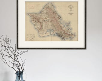 Könnte beinhalten: Eine Vintage-Karte der Insel Oahu, Hawaii, gedruckt in Schwarzweiß mit roten und blauen Akzenten. Die Karte zeigt die Küstenlinie der Insel, Flüsse und Straßen. Der Titel der Karte lautet "Insel Oahu, Territorium Hawaii" und das Datum ist 1900.