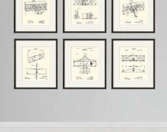 Puede incluir: Seis impresiones enmarcadas en negro de dibujos de patentes de aviones antiguos. Cada impresión presenta un diseño diferente de avión con dibujos de líneas detalladas y texto.